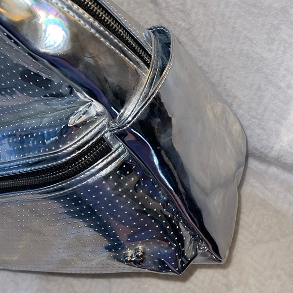🌟ValentinesDaySale🌟Disney Visa Cardmember Exclusive Silver Pin Trade Backpack - Picture 4 of 7